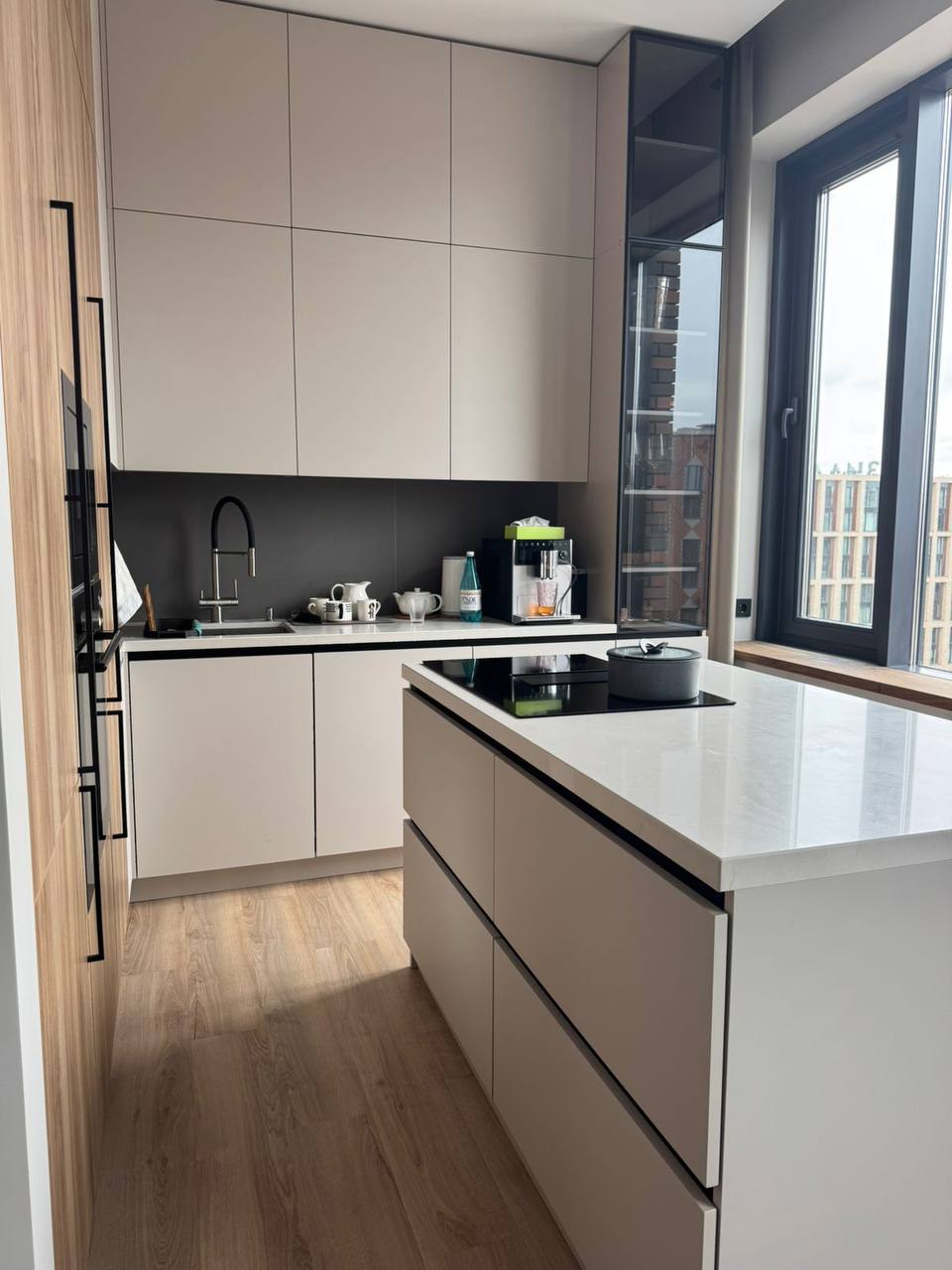 Кухня угловая с островом современная — Кашемир и дерево